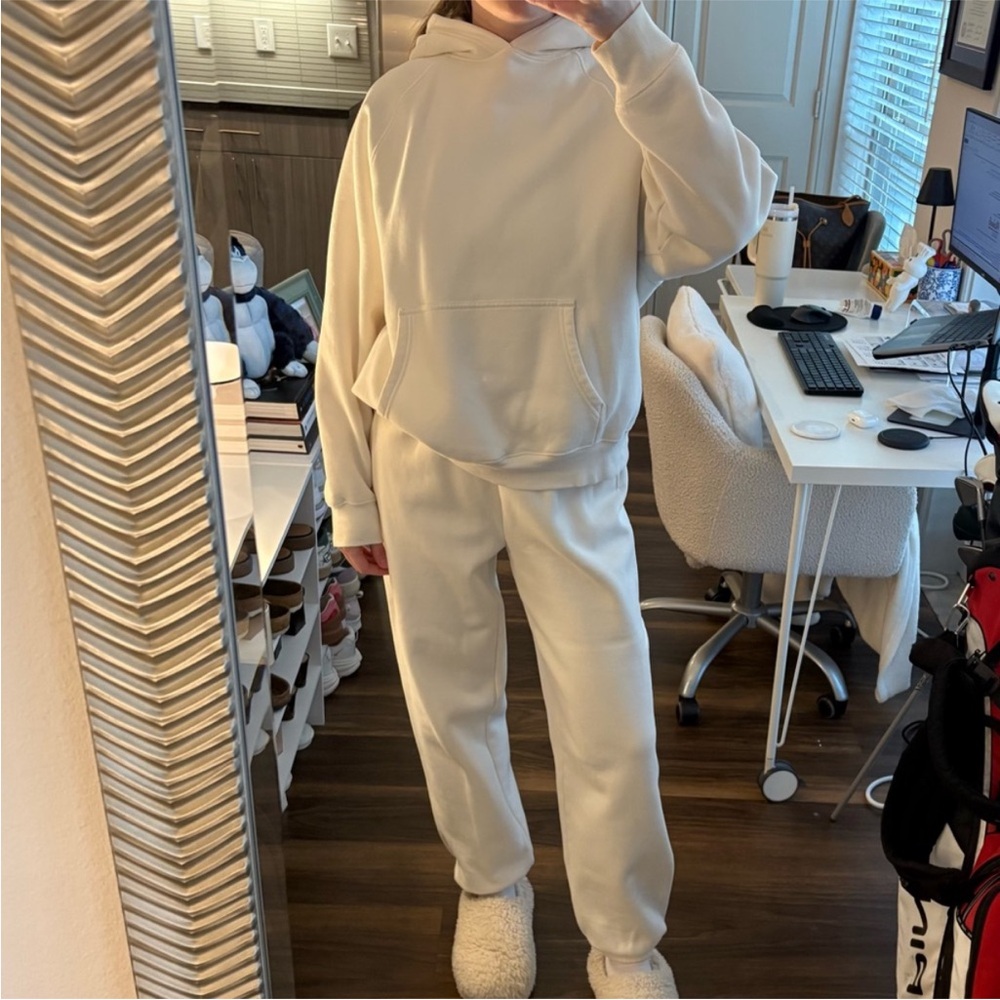 Aritzia TNA cozy af mega fleece hoodie 2